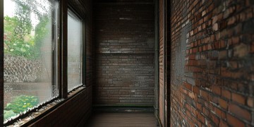 楼道窗户玻璃属于物业吗？